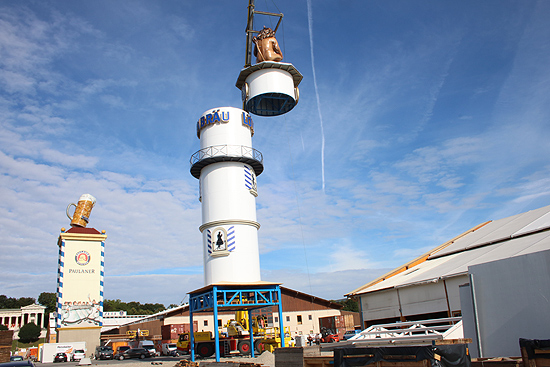Am frühen Morgen des 03.08.2016 wurde der obere Teil des nagelneuen Löwenbräu-Turms per Kran installiert vor dem Löwenbräu-Festzelt (©Foto. Martin Schmitz)